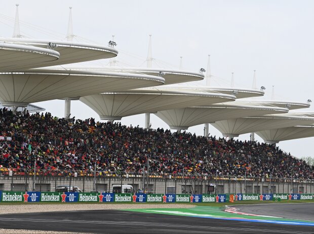 Titel-Bild zur News: Volle Tribünen beim China-Grand-Prix der Formel 1
