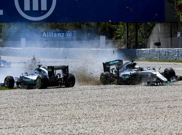 Titel-Bild zur News: Legendär: Rosberg und Hamilton crashen in Barcelona 2016 schon in Runde eins