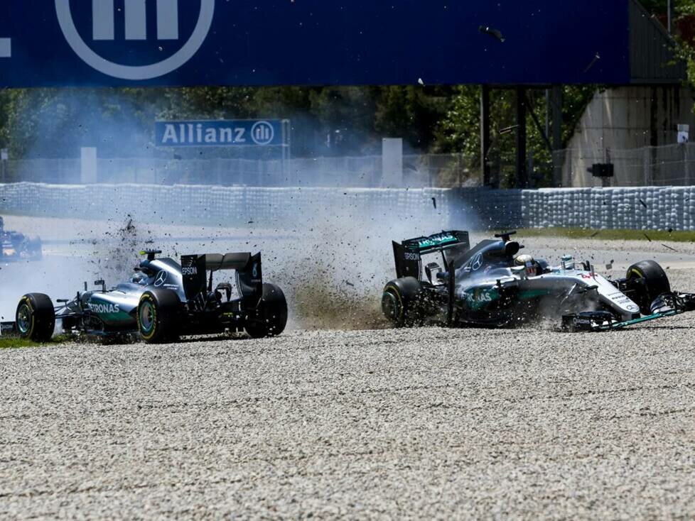 Legendär: Rosberg und Hamilton crashen in Barcelona 2016 schon in Runde eins