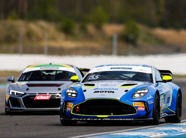 Ganz vorne: Der neue Aston Martin Vantage GT4 vor dem Audi R8 LMS GT4 Ganz vorne: Der neue Aston Martin Vantage GT4 vor dem Audi R8 LMS GT4