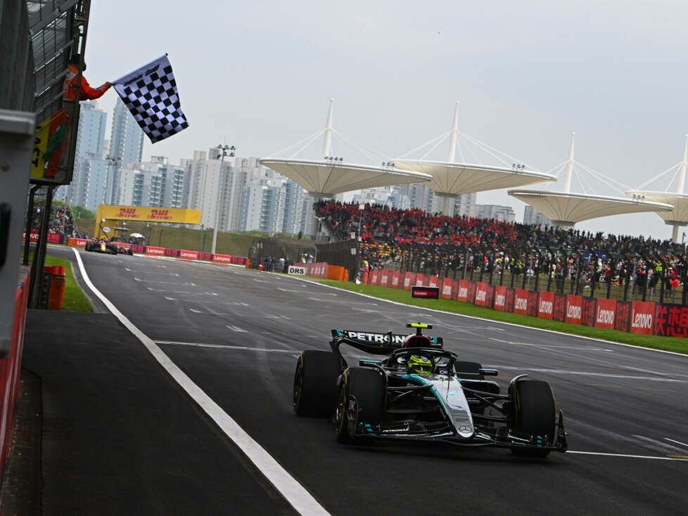 Lewis Hamilton (Mercedes) im Sprint zum Formel-1-Rennen in China 2024