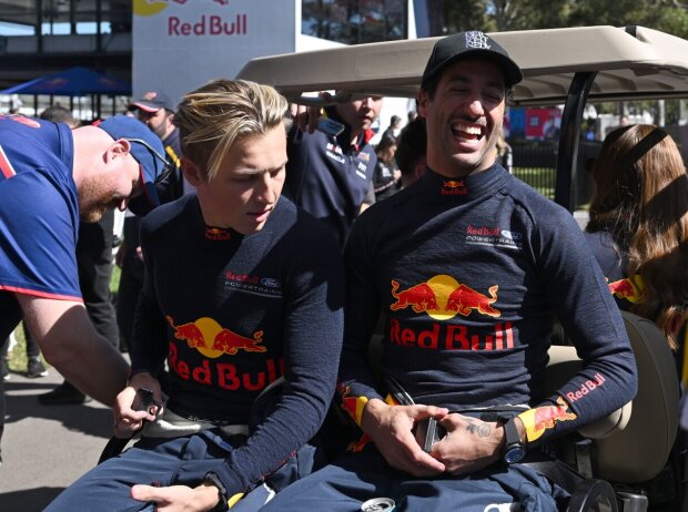 Die Vertragssituation von Liam Lawson (l.) erhöht den Druck auf Daniel Ricciardo