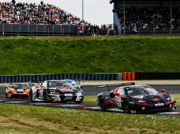 Die Situation vor dem Boxenstopp: Thierry Vermeulen klar vor Clemens Schmid und Rene Rast, mit Kelvin van der Linde dazwischen Titel-Bild zur News: Die Situation vor dem Boxenstopp: Thierry Vermeulen klar vor Clemens Schmid und Rene Rast, mit Kelvin van der Linde dazwischen