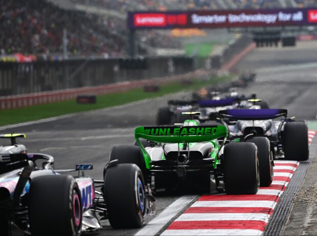Titel-Bild zur News: Guanyu Zhou (Sauber) beim Formel-1-Rennen in China 2024