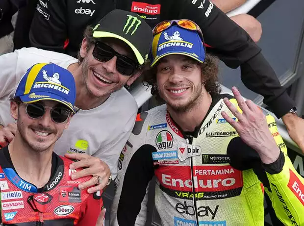 1. Francesco Bagnaia, 3. Marco Bezzecchi, mit Valentino Rossi Titel-Bild zur News: 1. Francesco Bagnaia, 3. Marco Bezzecchi, mit Valentino Rossi