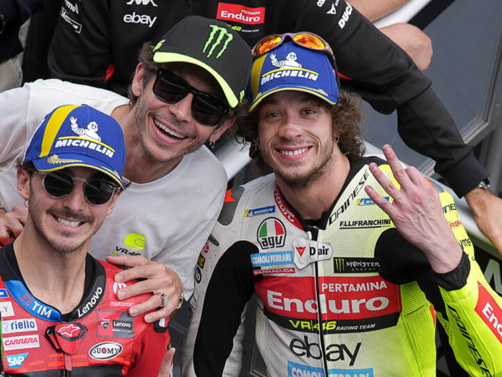 1. Francesco Bagnaia, 3. Marco Bezzecchi, mit Valentino Rossi