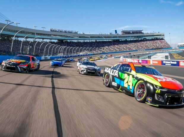Titel-Bild zur News: NASCAR-Action auf dem Phoenix Raceway