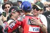 Bild zum Inhalt: Rossi schwärmt von Bagnaias Sieg über Marquez: "Blutest du, beißt Marc zu"