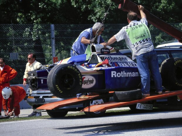 Titel-Bild zur News: Das Wrack des Williams von Ayrton Senna am 1. Mai 1994 in Imola