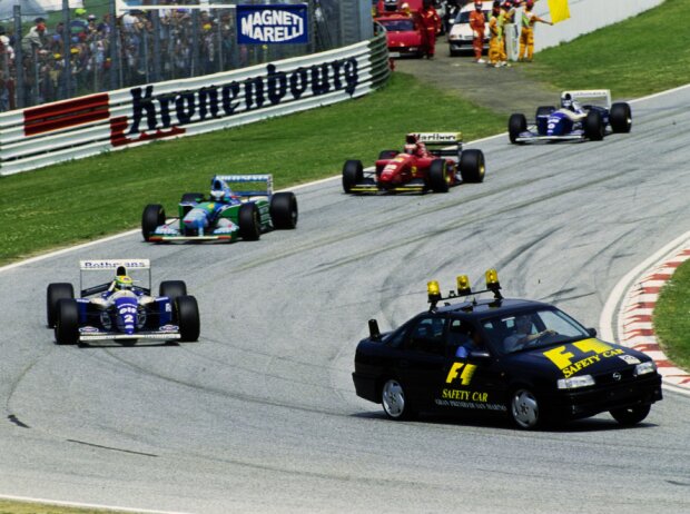 Titel-Bild zur News: Das Safety-Car vor Ayrton Senna beim Formel-1-Rennen in Imola 1994