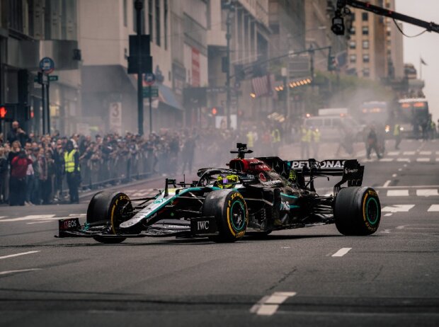 Titel-Bild zur News: Lewis Hamilton beim Mercedes-Demorun in New York