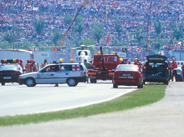 Während Sennas Bergung läuft, landet der Rettungshubschrauber auf der Strecke