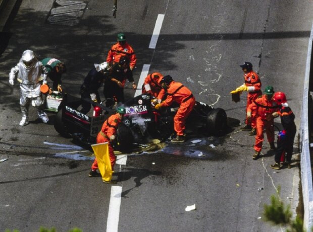 Ersthelfer am Unfallort von Karl Wendlinger in Monaco 1994