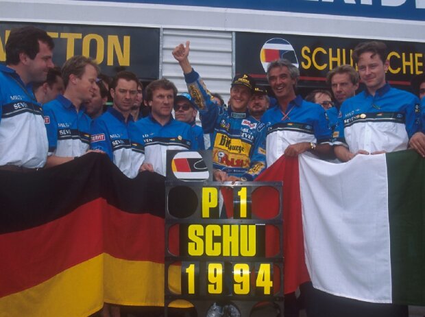 Michael Schumacher, Flavio Briatore und Benetton feiern den WM-Titelgewinn 1994