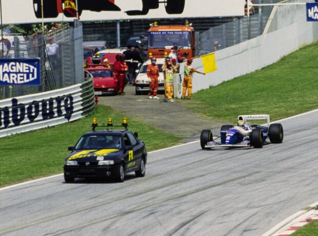 Das Safety-Car vor Ayrton Senna beim Formel-1-Rennen in Imola 1994 Das Safety-Car vor Ayrton Senna beim Formel-1-Rennen in Imola 1994