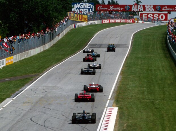 Das Feld hinter dem Safety-Car beim Formel-1-Rennen in Imola 1994 Das Feld hinter dem Safety-Car beim Formel-1-Rennen in Imola 1994