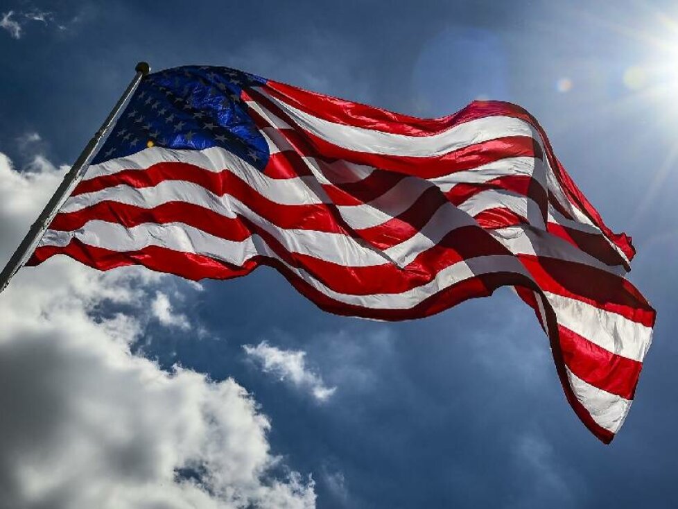 Die US-amerikanische Flagge weht im Wind an der Rennstrecke