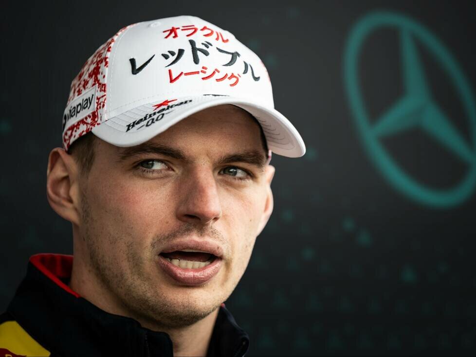 Max Verstappen (Fotomontage vor Mercedes-Logo)
