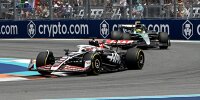 Kevin Magnussen (Haas VF-24) vor Lewis Hamilton (Mercedes W15) beim Formel-1-Sprint in Miami 2024
