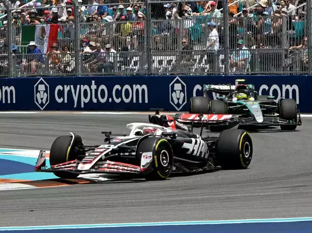 Kevin Magnussen (Haas VF-24) vor Lewis Hamilton (Mercedes W15) beim Formel-1-Sprint in Miami 2024 Titel-Bild zur News: Kevin Magnussen (Haas VF-24) vor Lewis Hamilton (Mercedes W15) beim Formel-1-Sprint in Miami 2024