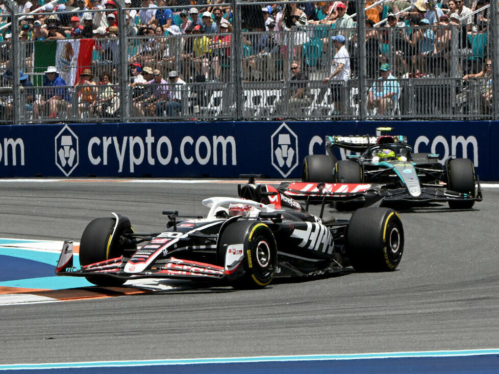 Kevin Magnussen (Haas VF-24) vor Lewis Hamilton (Mercedes W15) beim Formel-1-Sprint in Miami 2024