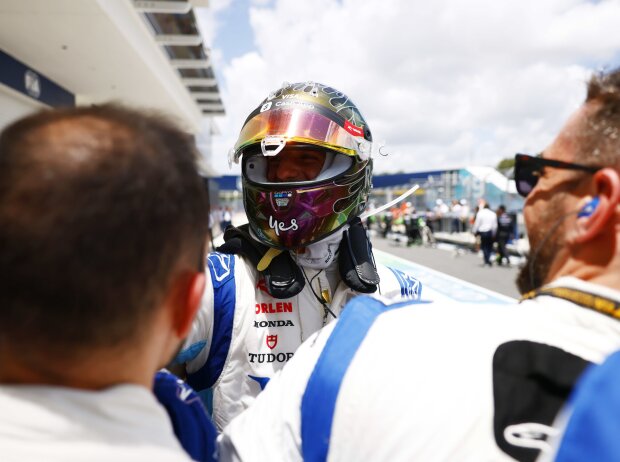 Die Racing-Bulls-Mechaniker feiern Ricciardo nach Rang vier im Miami-Sprint