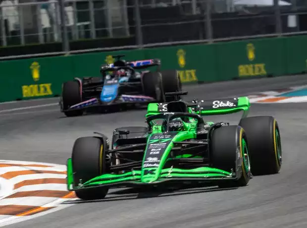 Titel-Bild zur News: Valtteri Bottas (Sauber) vor Esteban Ocon (Alpine) beim Formel-1-Rennen in Miami 2024