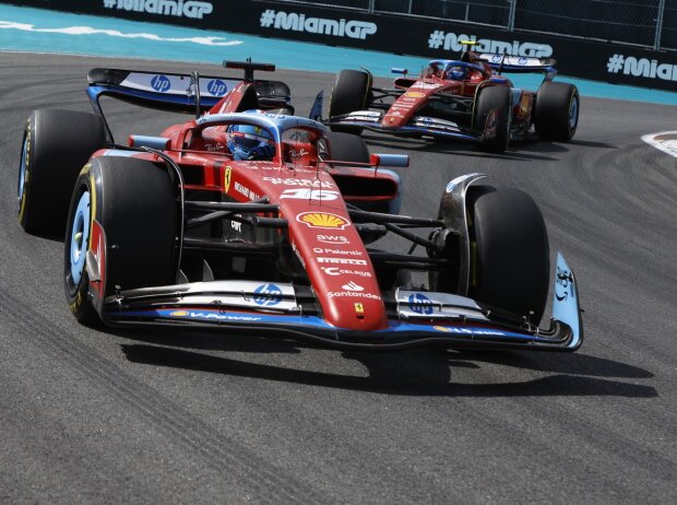Titel-Bild zur News: Charles Leclerc vor seinem Ferrari-Teamkollegen Carlos Sainz beim Formel-1-Rennen in Miami 2024