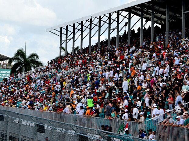 Titel-Bild zur News: Fans auf einer Tribüne am Miami International Autodrome bei der Formel 1 2024