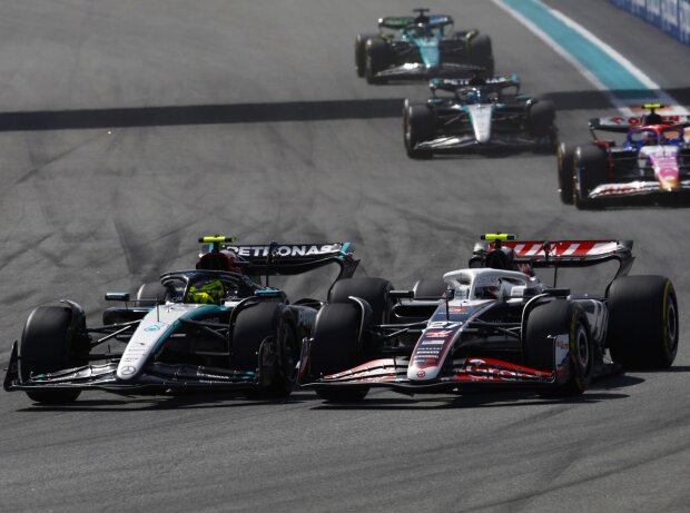 Titel-Bild zur News: Mit Lewis Hamilton lieferte sich Nico Hülkenberg in Miami ein hartes Duell