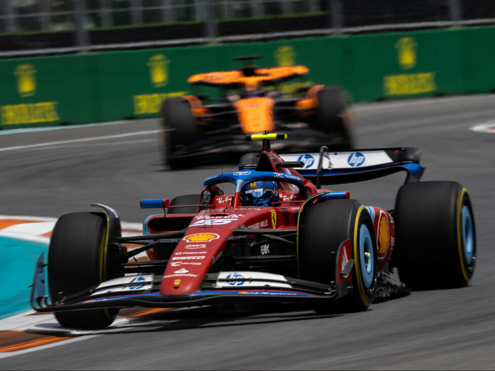 Carlos Sainz (Ferrari) vor Oscar Piastri (McLaren) beim Formel-1-Rennen in Miami 2024