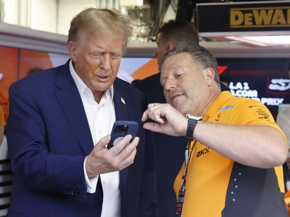 Ob Donald Trump McLarens Zak Brown hier wohl gerade die Nummer von Stormy Daniels zeigt?