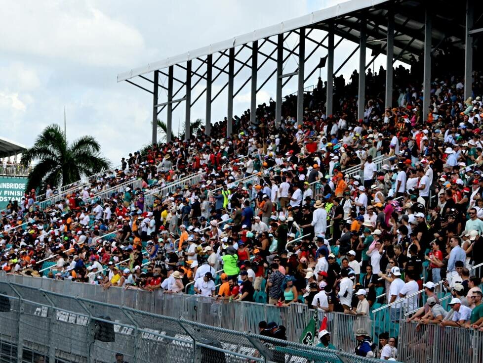 Fans auf einer Tribüne am Miami International Autodrome bei der Formel 1 2024