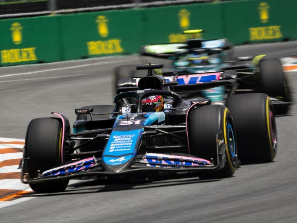 Esteban Ocon im Alpine vor Fernando Alonso im Aston Martin beim Formel-1-Rennen in Miami 2024
