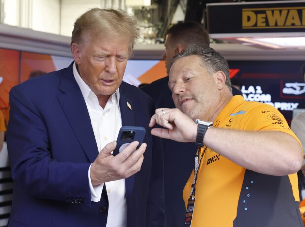Ob Trump Zak Brown hier wohl gerade die Nummer von Stormy Daniels zeigt? Ob Trump Zak Brown hier wohl gerade die Nummer von Stormy Daniels zeigt?