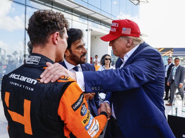 Trump mit Sieger Norris - im Hintergrund: Die netten Herren vom Secret Service Trump mit Sieger Norris - im Hintergrund: Die netten Herren vom Secret Service
