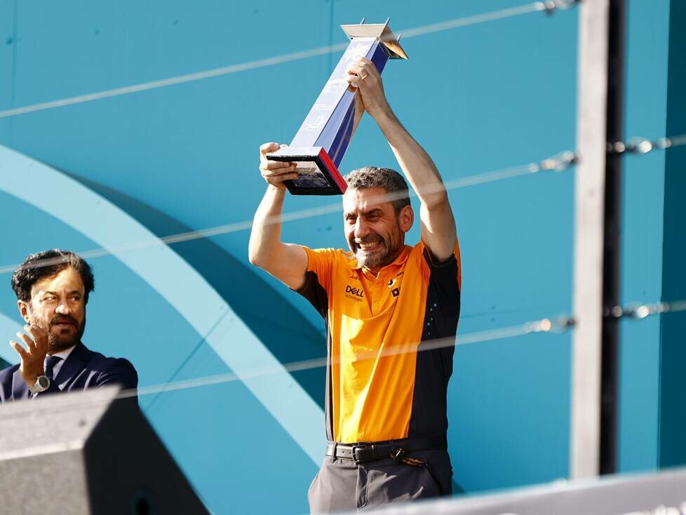 Auf dem Podium mit der Trophäe für den siegreichen Konstrukteur: McLaren-Teamchef Andrea Stella jubelt