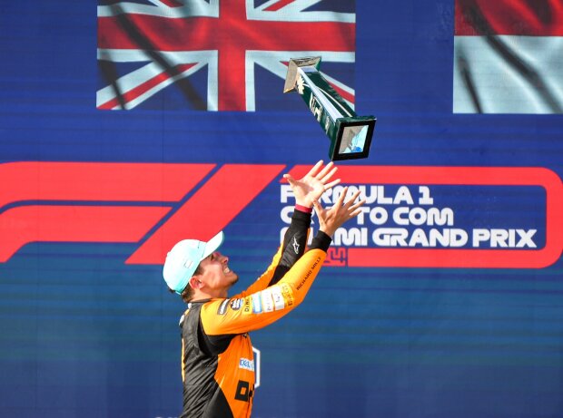Titel-Bild zur News: Auf zu neuen Höhen: Lando Norris lässt seinen ersten F1-Siegerpokal fliegen