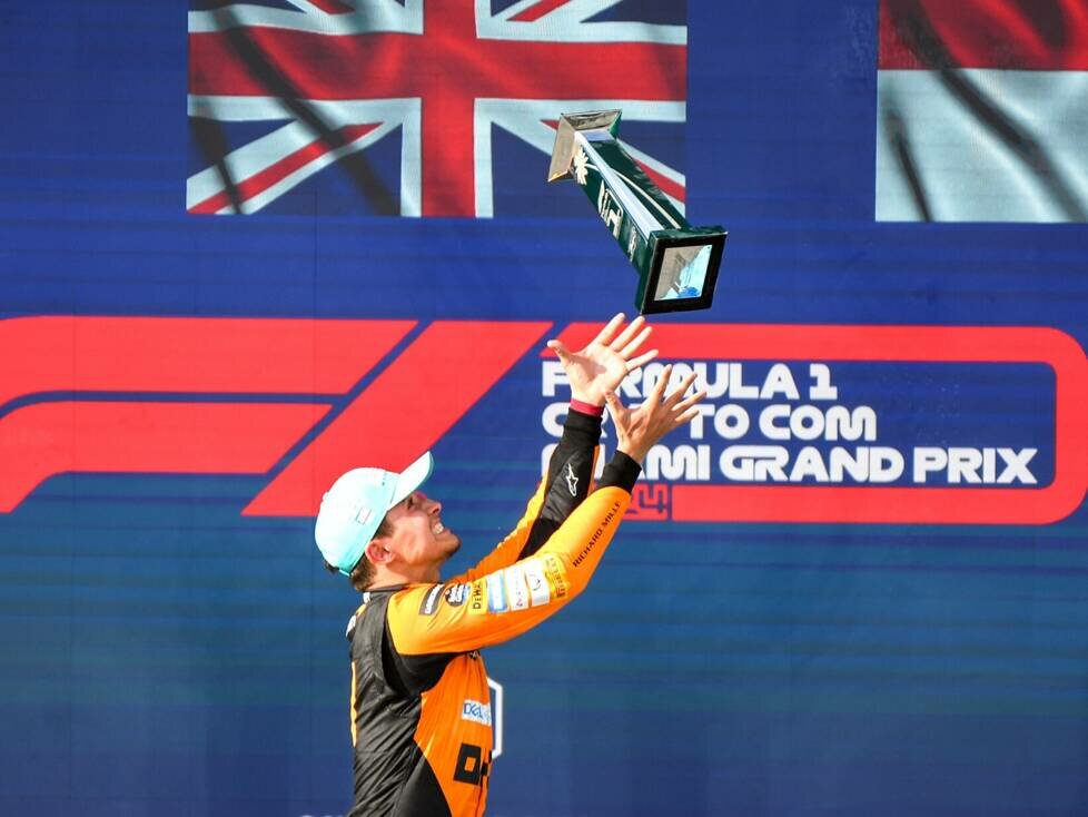 Auf zu neuen Höhen: Lando Norris lässt seinen ersten Siegerpokal in der Formel 1 fliegen