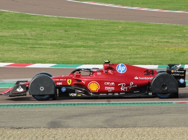 Ferrari SF-75 mit den neuen Reifenverkleidungen bei Testfahrten in Fiorano 2024