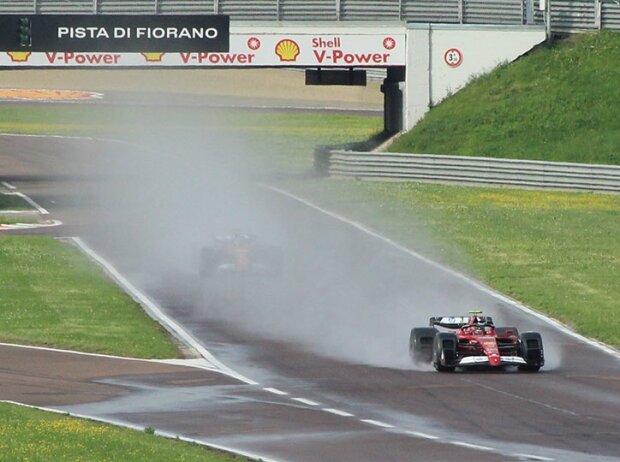 Ferrari simuliert das Hinterherfahren bei Regen in Fiorano 2024