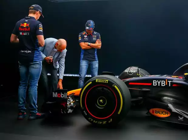 Adrian Newey erklärt seinen Piloten die neusten Kniffe am Auto Titel-Bild zur News: Adrian Newey erklärt seinen Piloten die neusten Kniffe am Auto
