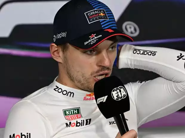 Formel-1-Weltmeister Max Verstappen bei einer Pressekonferenz Titel-Bild zur News: Formel-1-Weltmeister Max Verstappen bei einer Pressekonferenz