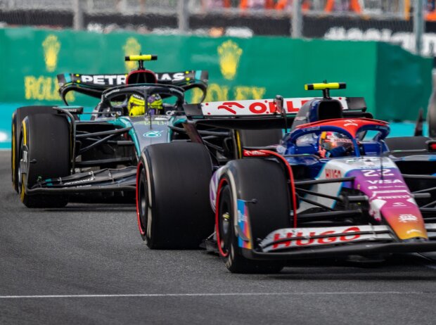 Titel-Bild zur News: Yuki Tsunoda im Racing Bulls vor Lewis Hamilton im Mercedes in Miami 2024