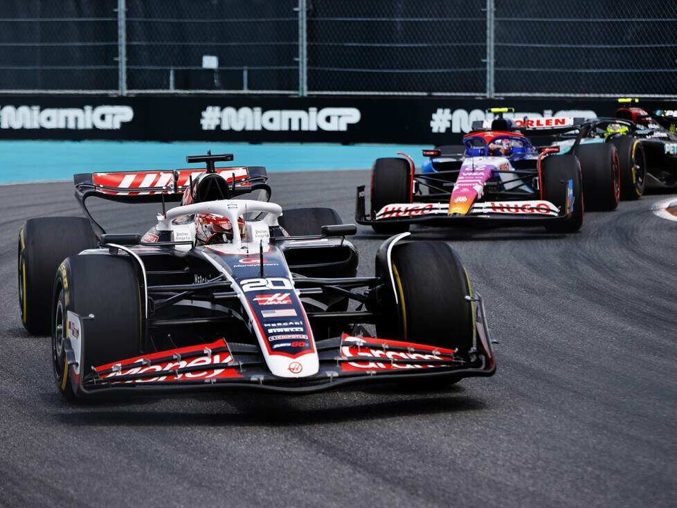 Kevin Magnussen im Haas vor Yuki Tsunoda im Racing Bull und Lewis Hamilton im Mercedes