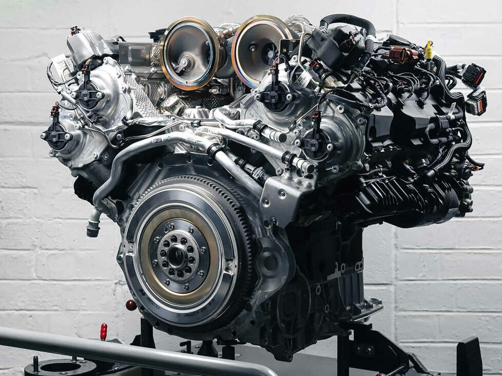Bentley Ultra Performance Hybrid V8 (2024)