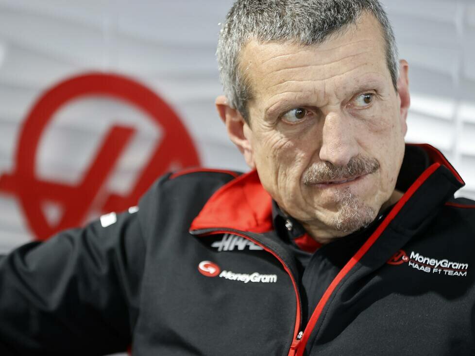 Der frühere Formel-1-Teamchef Günther Steiner vor einem Haas-Logo