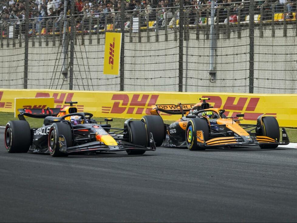 Max Verstappen im Red Bull neben Lando Norris im McLaren beim Formel-1-Rennen in China 2024