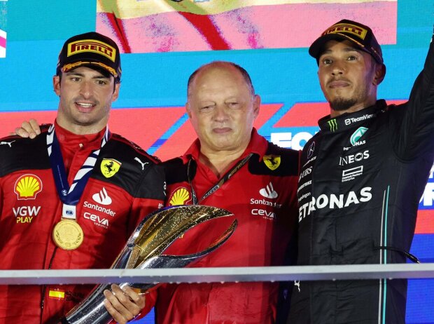 Lando Norris, Carlos Sainz und Lewis Hamilton auf dem Formel-1-Podium 2023 in Singapur Lando Norris, Carlos Sainz und Lewis Hamilton auf dem Formel-1-Podium 2023 in Singapur