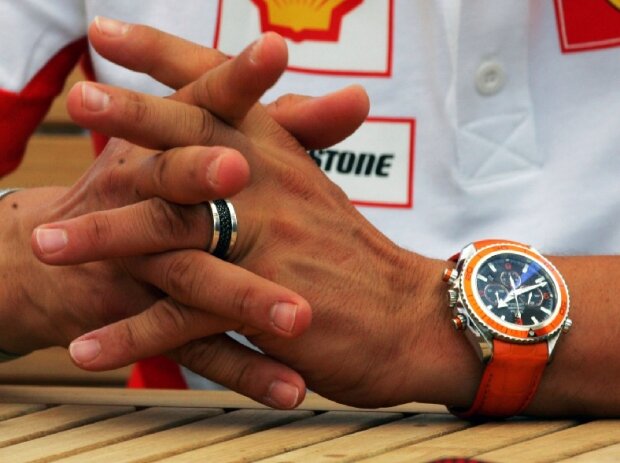 Titel-Bild zur News: Die Hände von Michael Schumacher mit einer Armbanduhr in der Formel-1-Saison 2007
